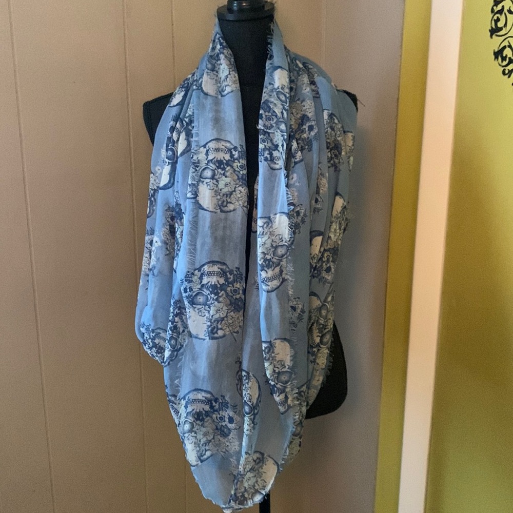 🧡 4/$15 Blue skull and floral infinity scarf
